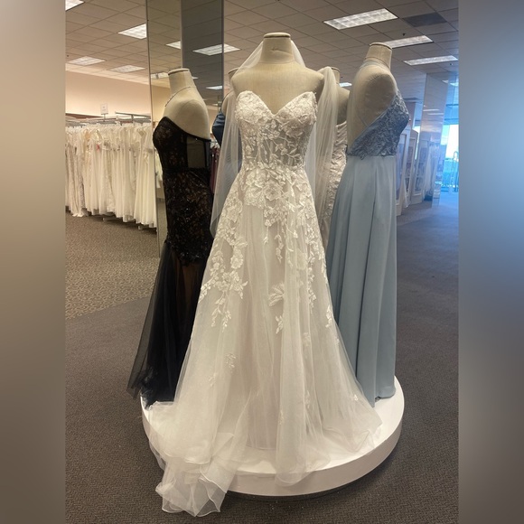 Elegant White Lace Bridal Gown
